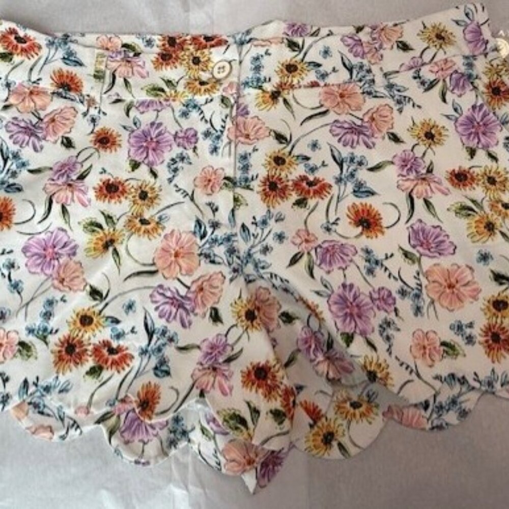 WOMEN’S SHORTS, CROWN AND IVY, SHELBY, SIZE 14, MULTICOLOR, WHITE W/FLORALS